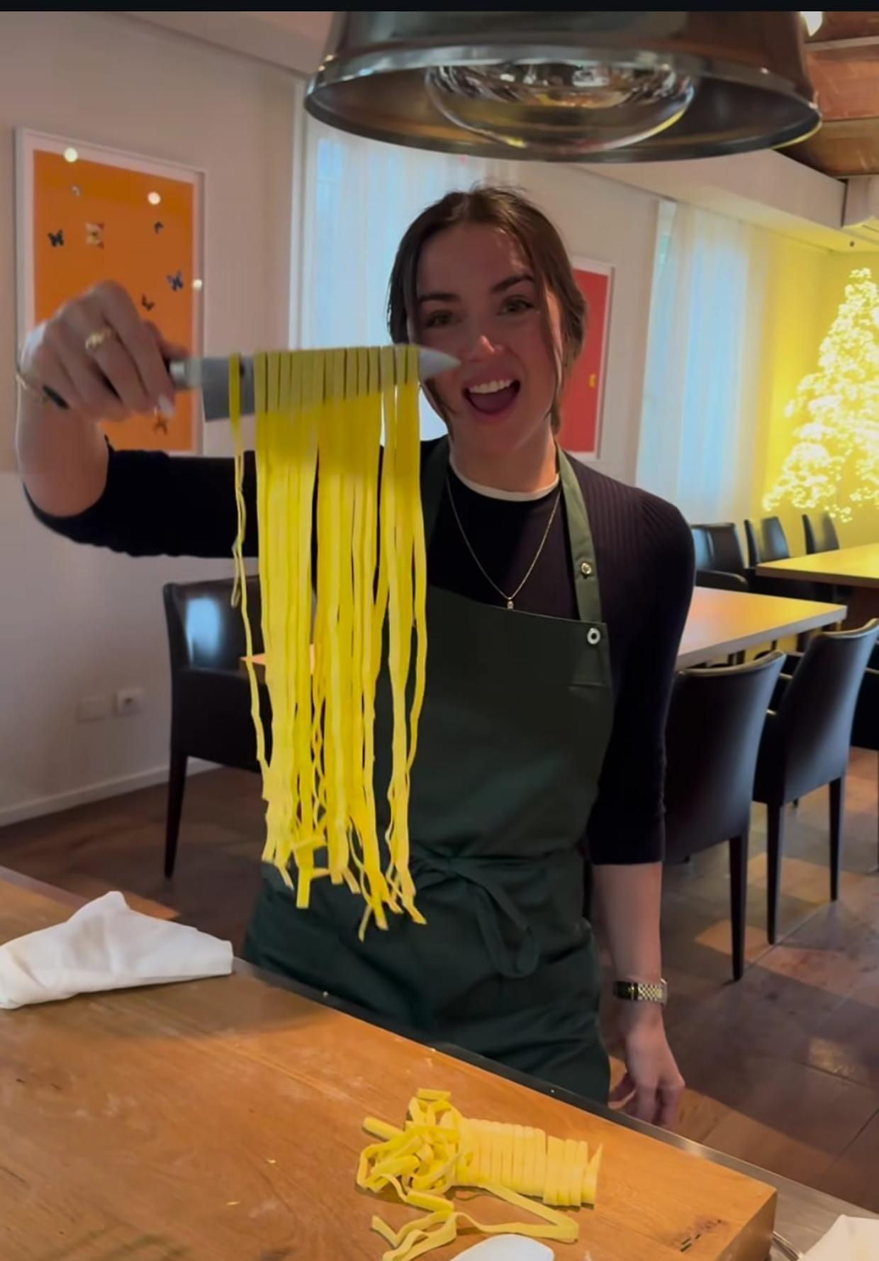 Ana De Armas e le tagliatelle di Bottura: un incontro tra cinema e cucina