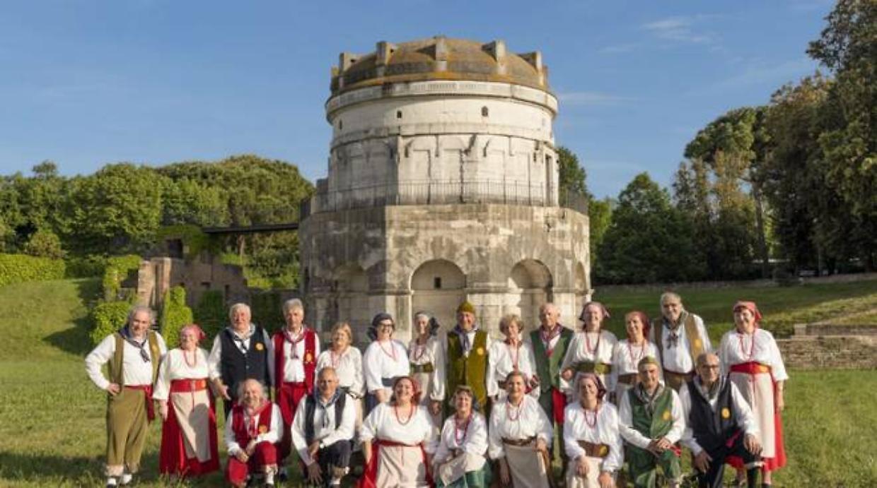 La 48ª edizione di "La Rumâgna in te’ tu cör" celebra la cultura romagnola con musica e tradizioni al Teatro Rasi di Ravenna.