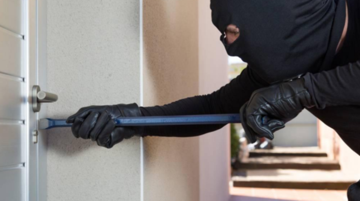Rimini: ladri in azione rovina le festività, spariti gioielli e contanti per 10mila euro