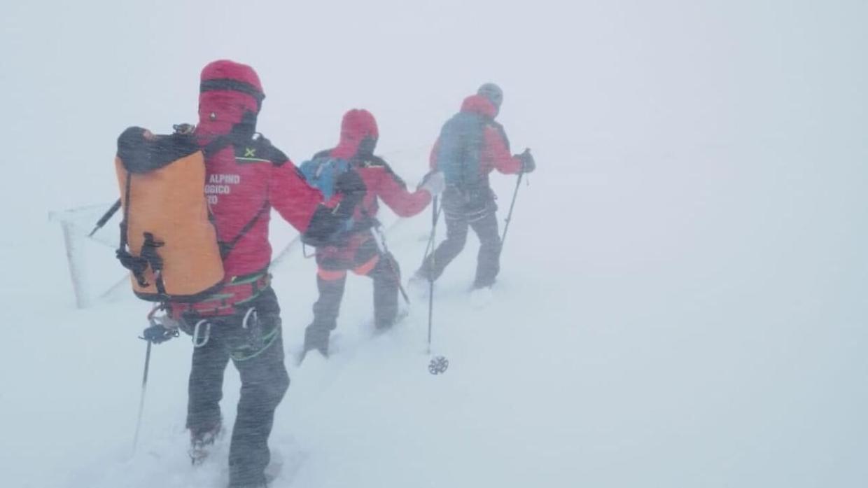 Alpinisti dispersi sul Gran Sasso: i soccorritori bloccati in un rifugio a Campo Imperatore