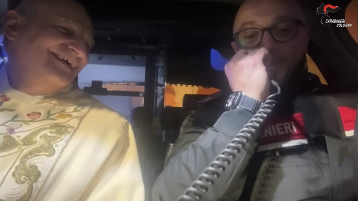 "Se trovate speranza, portatela anche a me" : gli auguri del cardinale Zuppi direttamente dalla pattuglia dei carabinieri