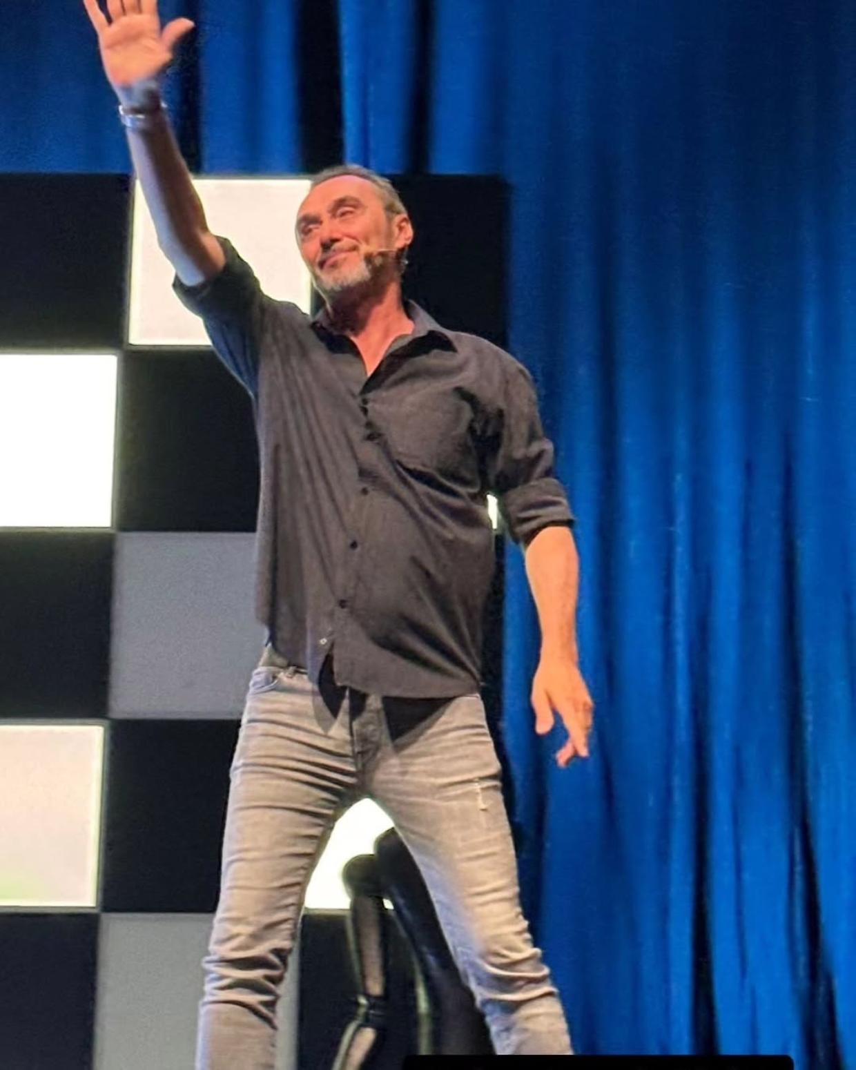 Capodanno a teatro: Giuseppe Giacobazzi porta il suo 'Gran Varietà' al Celebrazioni di Bologna