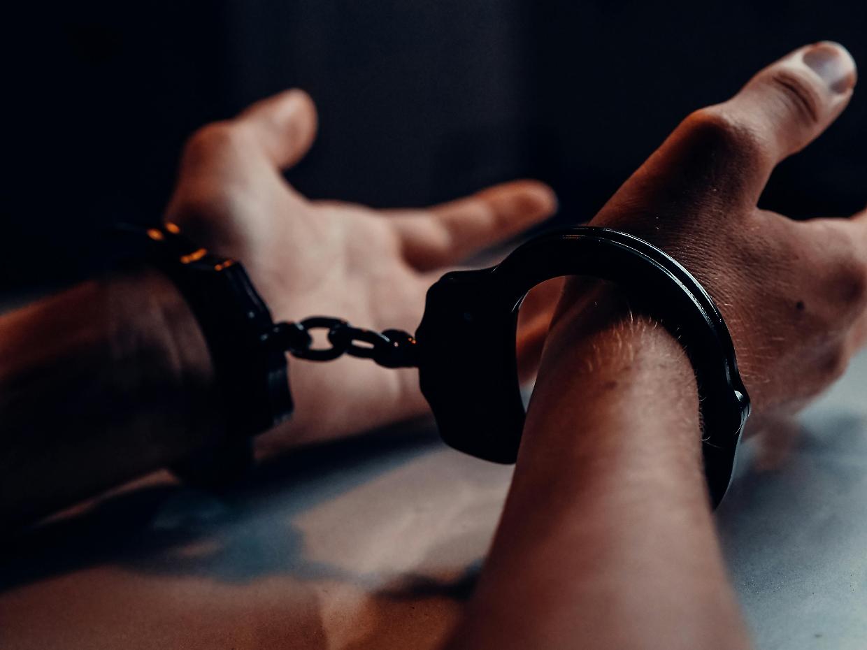 Violenza a Modena: la polizia arresta due giovani arrestati per rapina e lesioni gravi