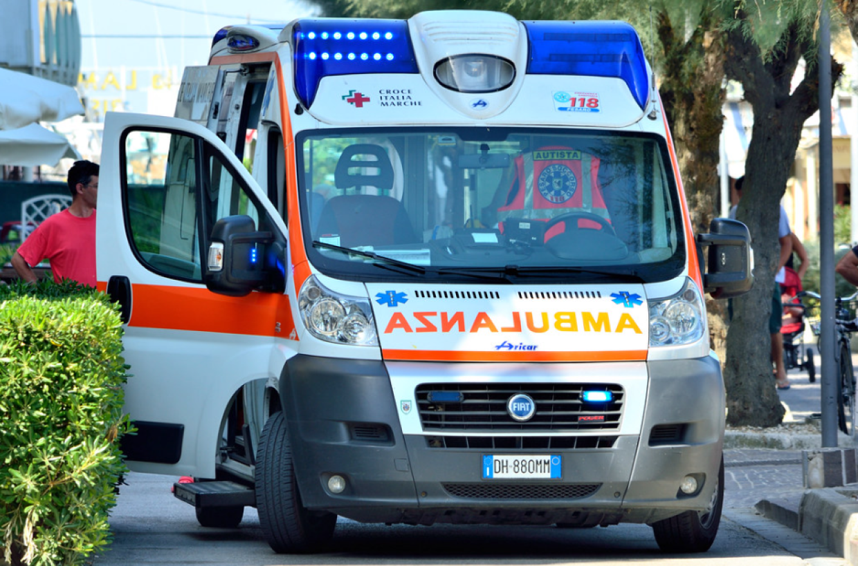 Incidente a Cesena: ciclista travolto da un'auto pirata, si cercano testimoni e il conducente