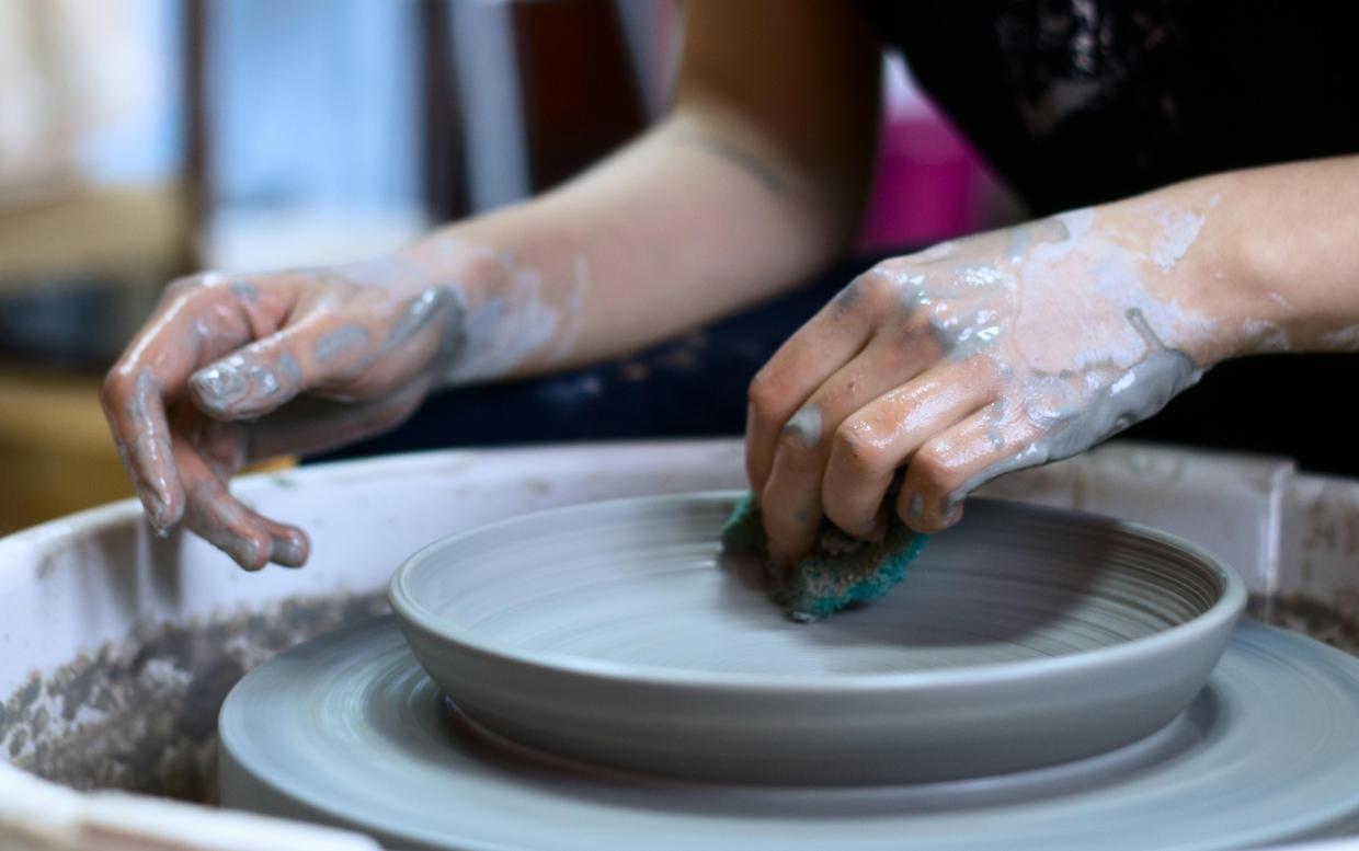 Donazione natalizia: i supermercati Conad donano mille euro per il laboratorio di ceramica della Scuola Saffi di Forlì