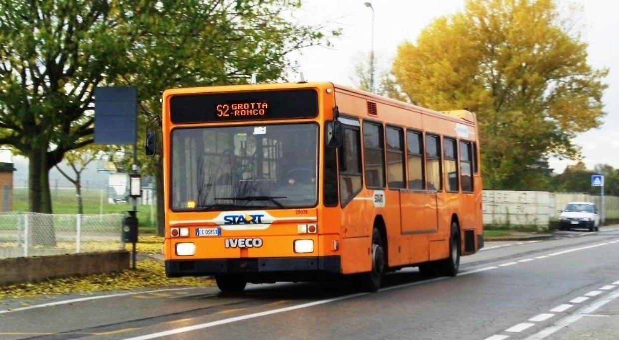 Un pneumatico in fiamme su un autobus a metano a Forlì: intervento tempestivo dei vigili del fuoco 