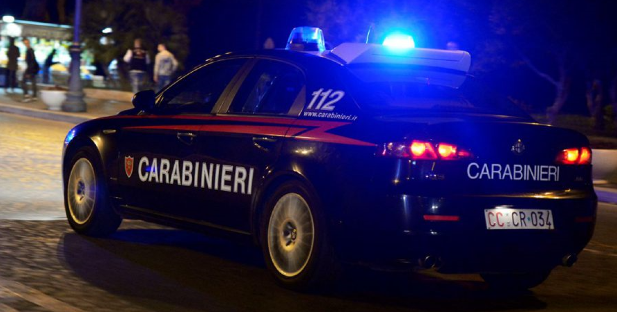 Furto notturno al New Bar di Reggio Emilia: indagini in corso per identificare i responsabili