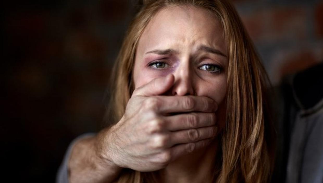 Castelnovo Monti: Divieto di avvicinamento e braccialetto elettronico per un 35enne accusato di violenza sulla compagna 