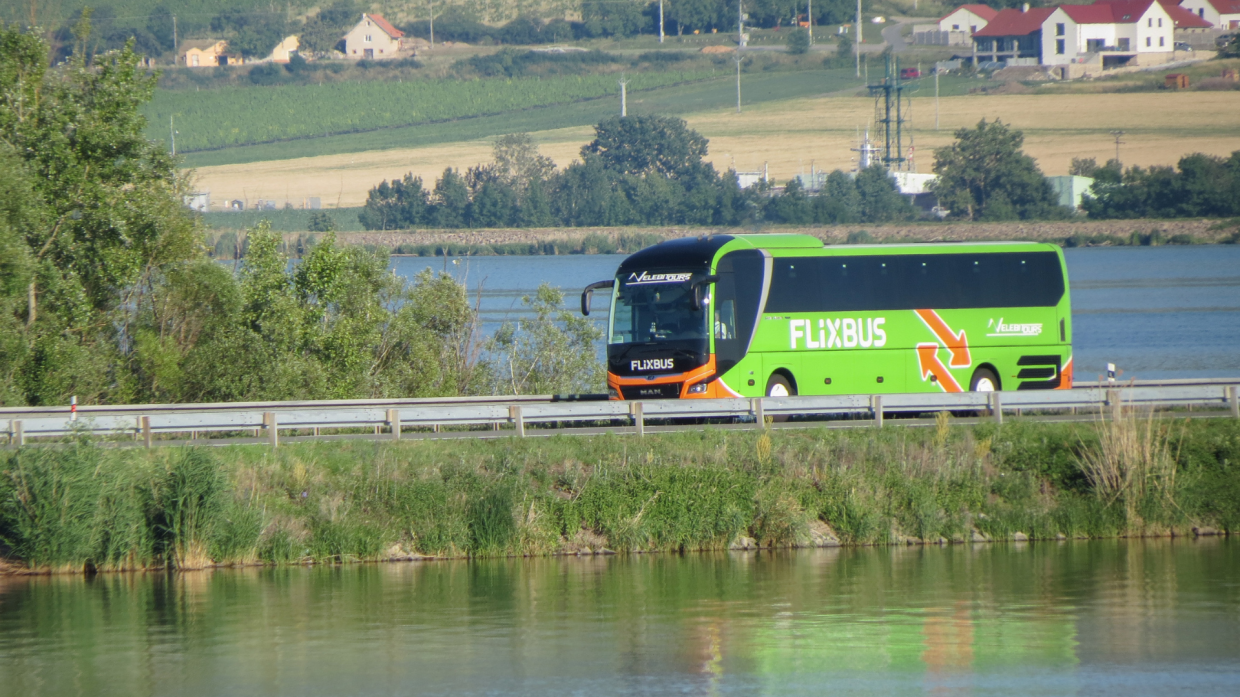 Studente lasciato a piedi: disavventura notturna su un bus Flixbus