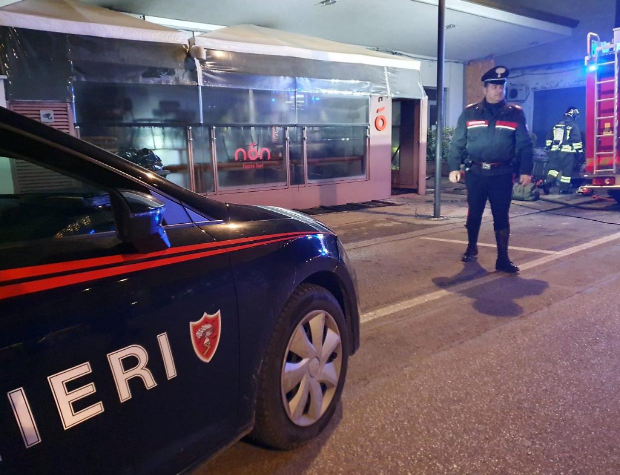 Fiamme nel dehor di un bar a Borgo San Giuliano. Nessun ferito ma gli agenti sospettano il dolo