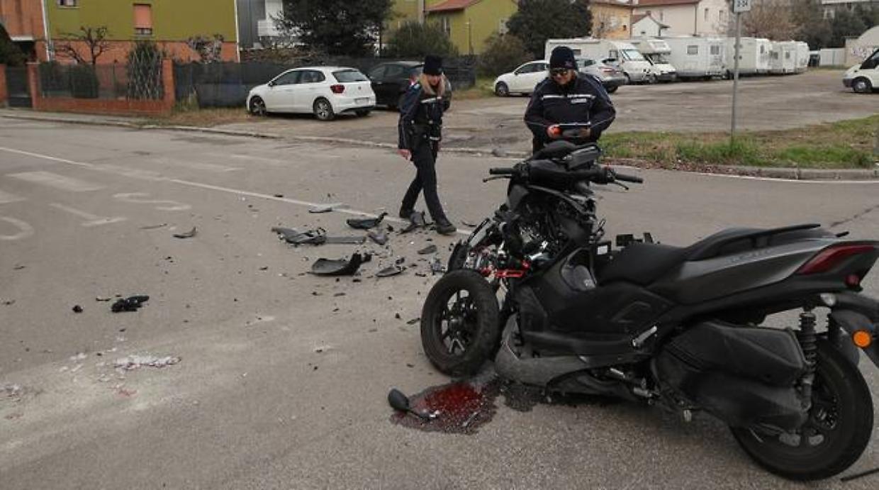 Incidente a Ravenna: un motociclista viene ferito in uno scontro con un'auto
