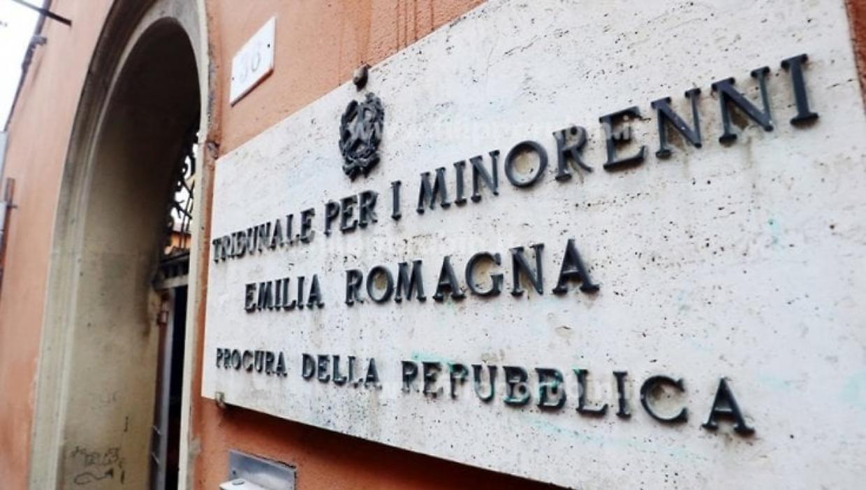 Modena: cinque adolescenti sotto accusa per rapine e violenze, misure cautelari eseguite