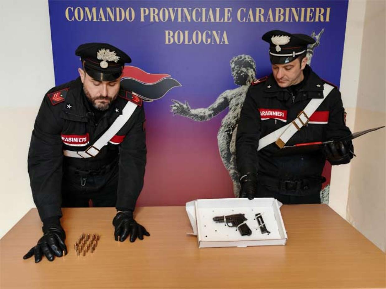 Arrestato a Bologna per detenzione illegale di armi: minaccia l'ex moglie con una pistola