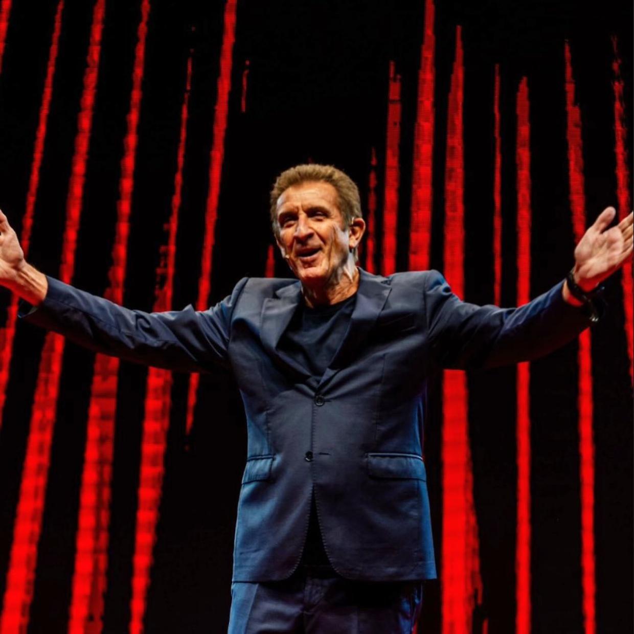 Ezio Greggio porta "Una vita sullo schermo" al Teatro delle Celebrazioni di Bologna: un viaggio tra TV, cinema e storia italiana