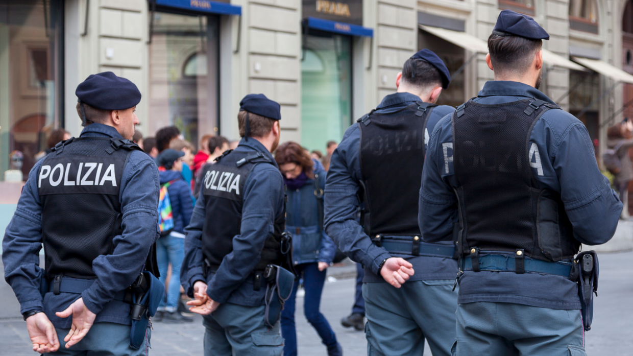 Paura sul bus: uomo aggredisce un passeggero e poi si scaglia contro la polizia