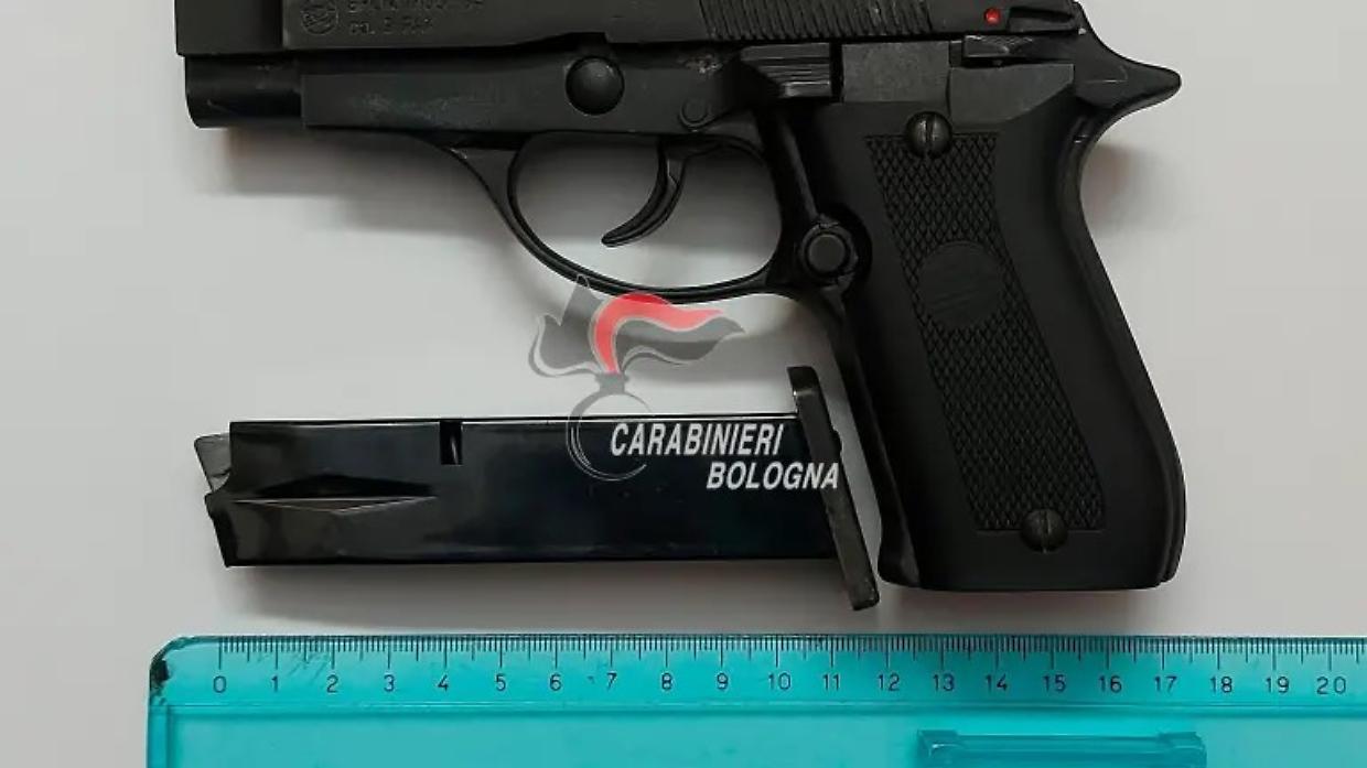 Imola: sedicenne sale sul bus con una pistola giocattolo, scatta la denuncia
