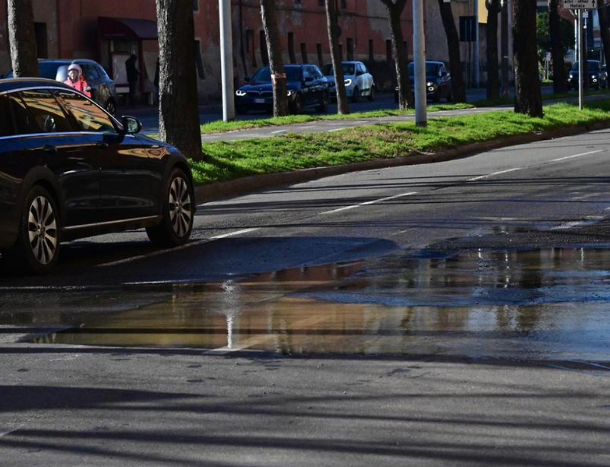 Allagamento a Viale Panzacchi: Rubinetti a Secco e Disagi per i Residenti