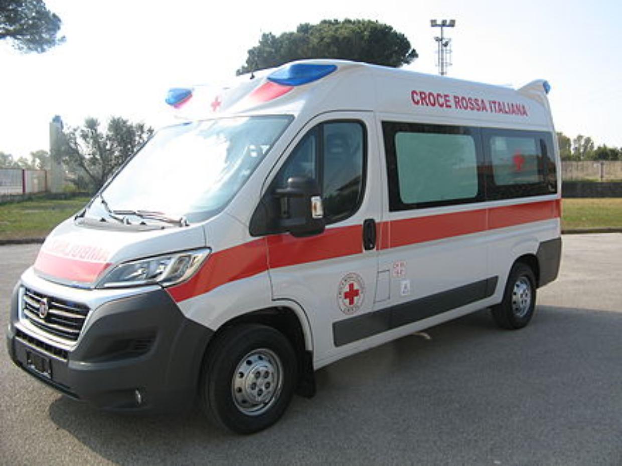 Scontro violento tra auto a Cesena, una persona in ospedale