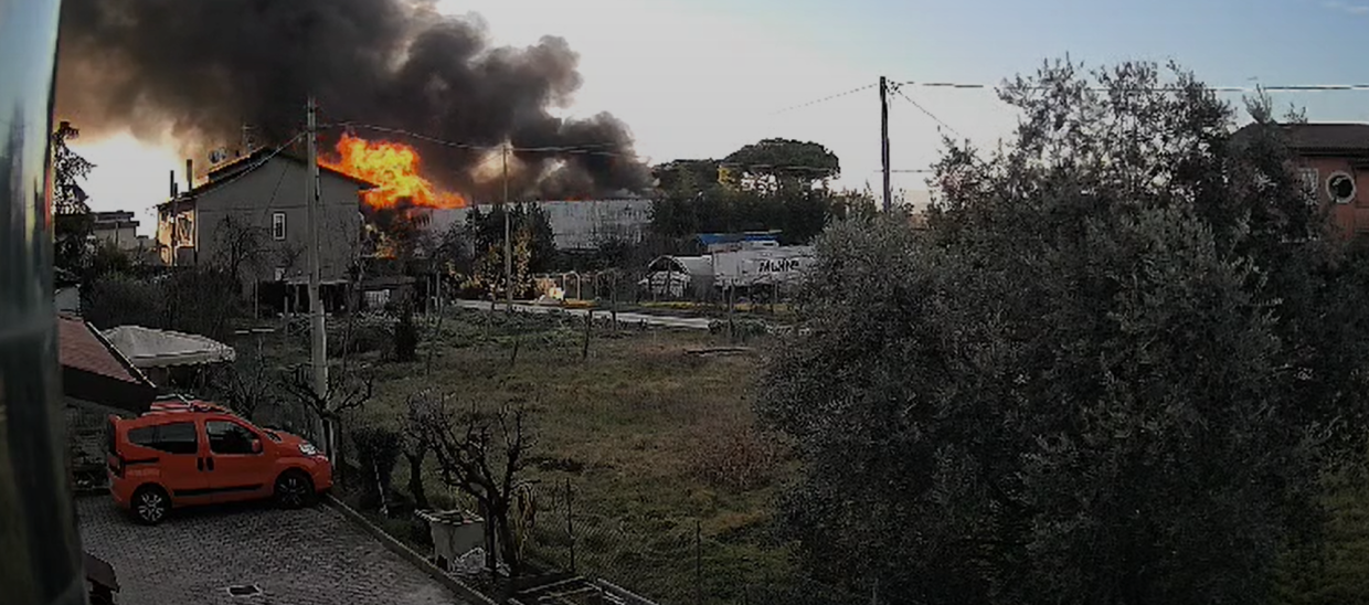 Incendio Rimini: capannone crolla, vigili del fuoco in azione