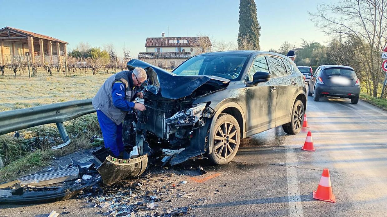 Scontro tra due auto a San Ruffillo: feriti una giovane e due adulti, traffico deviato per i soccorsi 