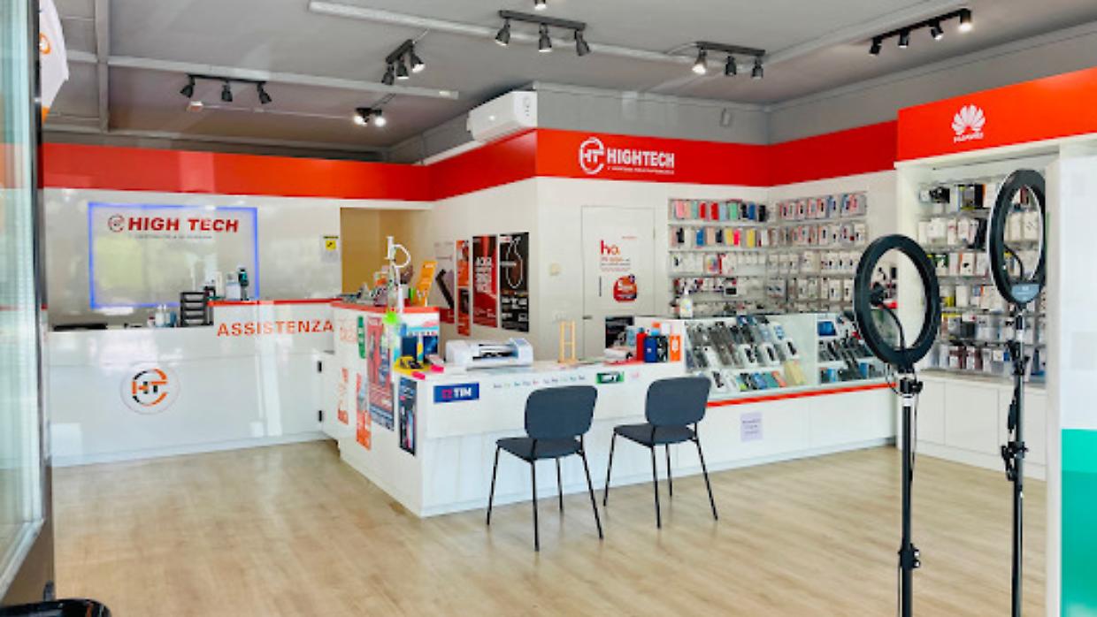 Spaccata notturna a Ravenna: ladro incappucciato ruba accessori e tecnologia da 'Hightech Ravenna'