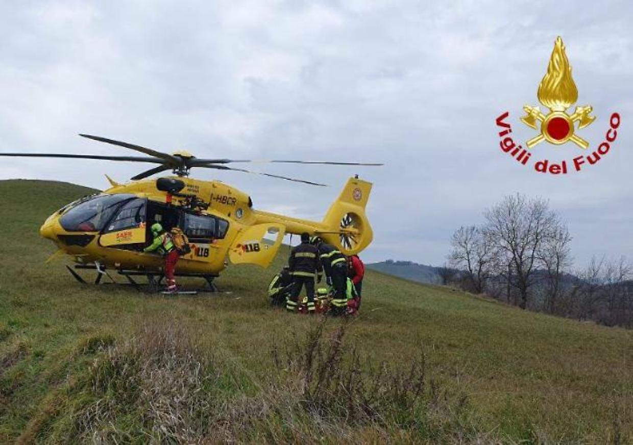 Un motociclista cade in una zona impervia a Fogliano di Maranello