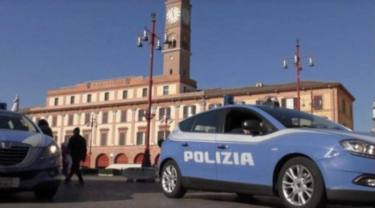 Blitz della Polizia a Forlì: scoperti venti stranieri in condizioni precarie in un albergo abusivo tra degrado e spaccio