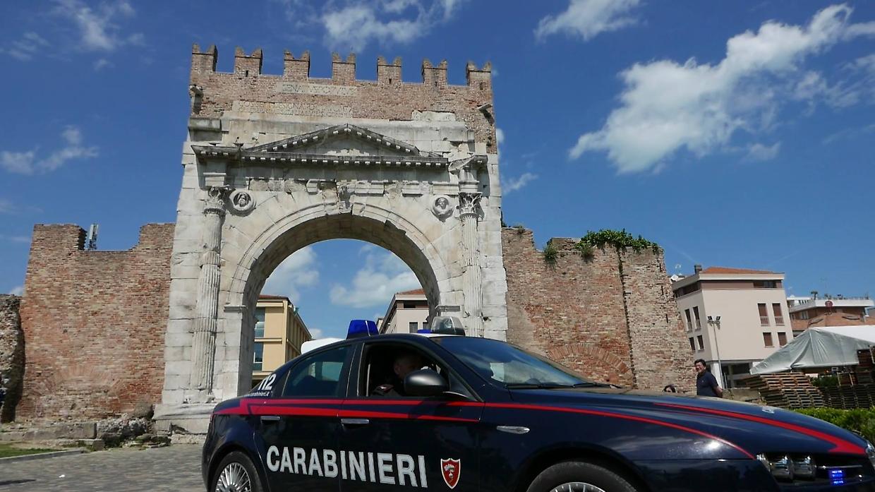 Rimini: ruba nell’auto di un carabiniere, arrestato dopo un inseguimento