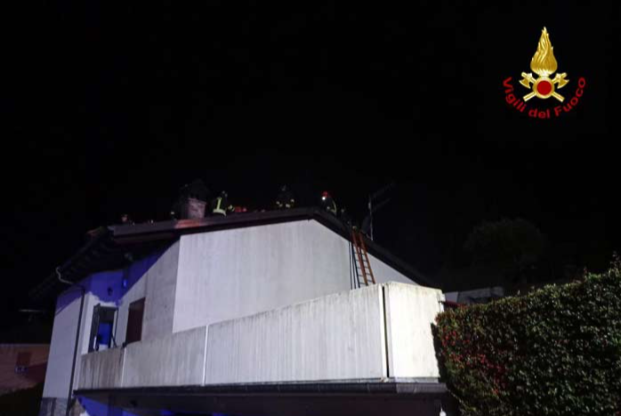 Vergato, incendio nella notte: fiamme distruggono parte del tetto
