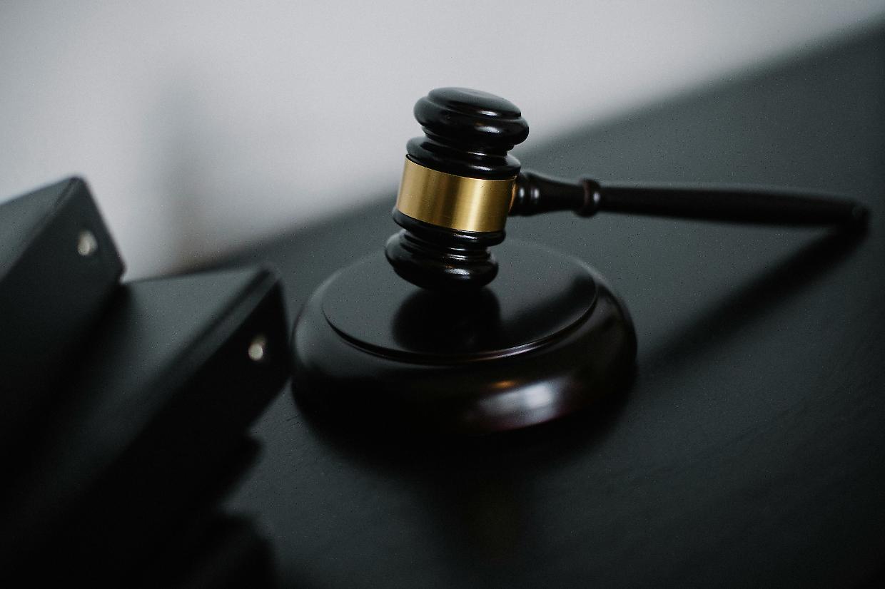Stalking in condominio: un anziano 83enne a processo per molestie e minacce nei confronti delle sue vicine di casa