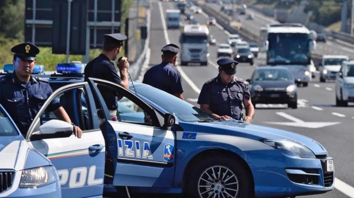 Poliziotti fuori servizio soccorrono studenti di un autobus coinvolti in un incidente sull'A1
