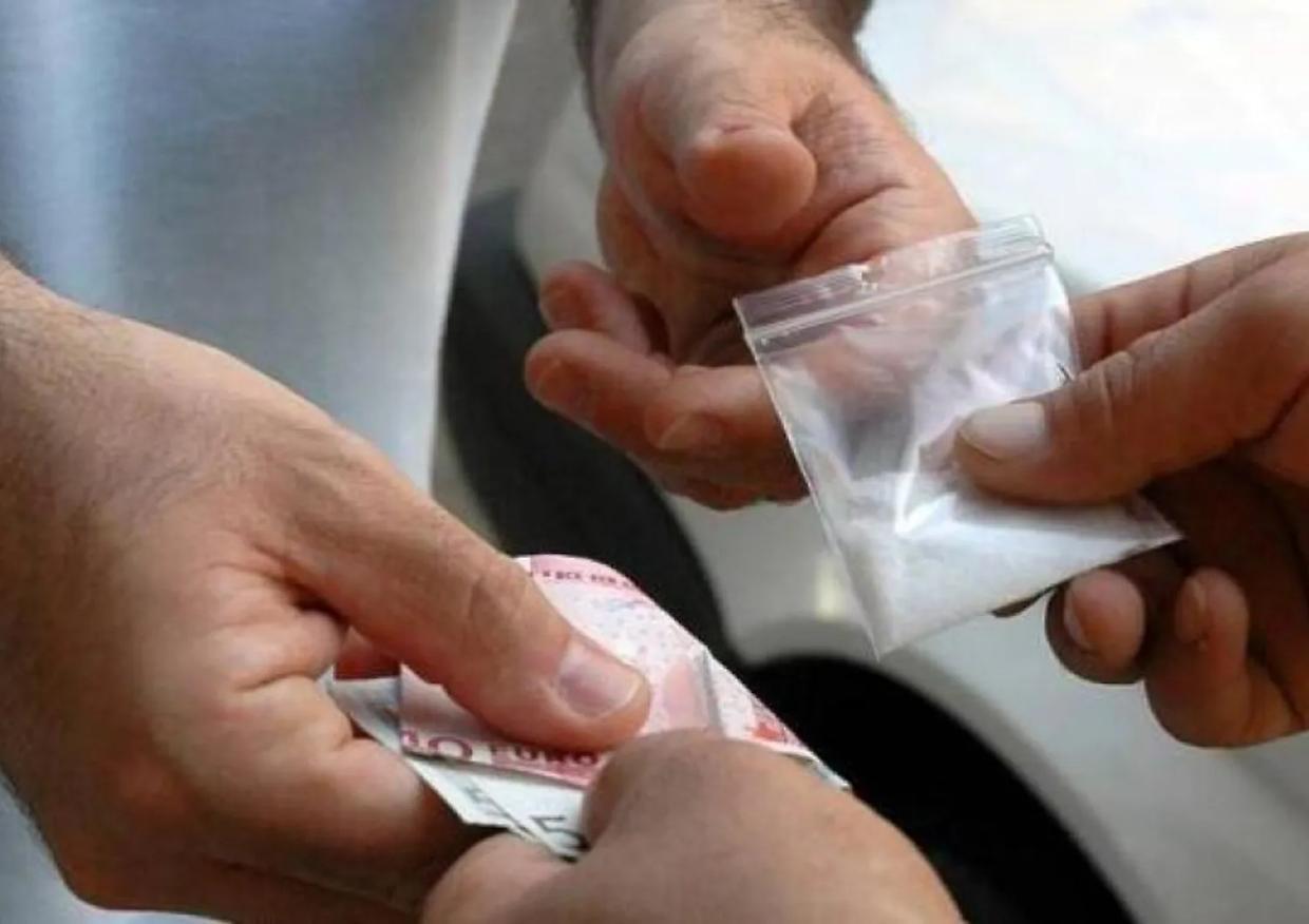 Droga alle bambine, arrestato un 24enne