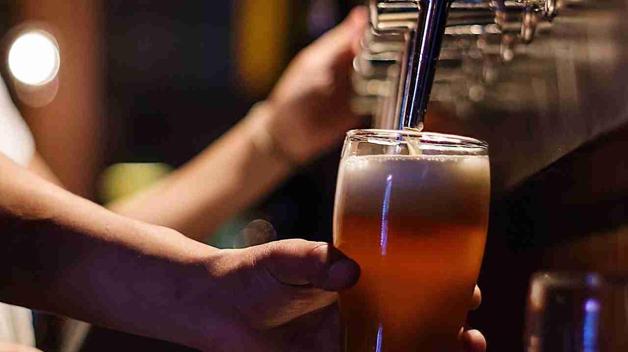 Chiuso un bar del Pratello: ha fatto brindare i tedeschi