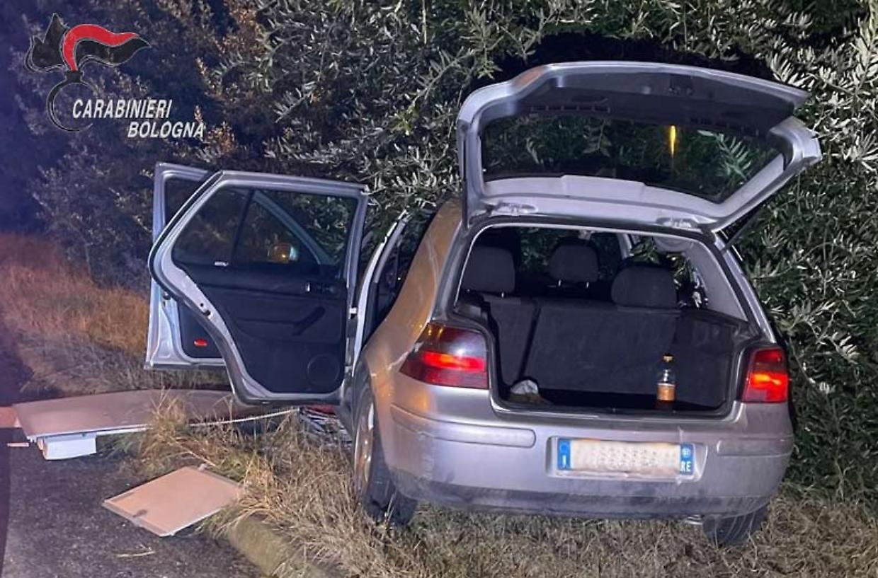 Inseguimento a Crevalcore: Auto Rubata si Schianta contro un Palo