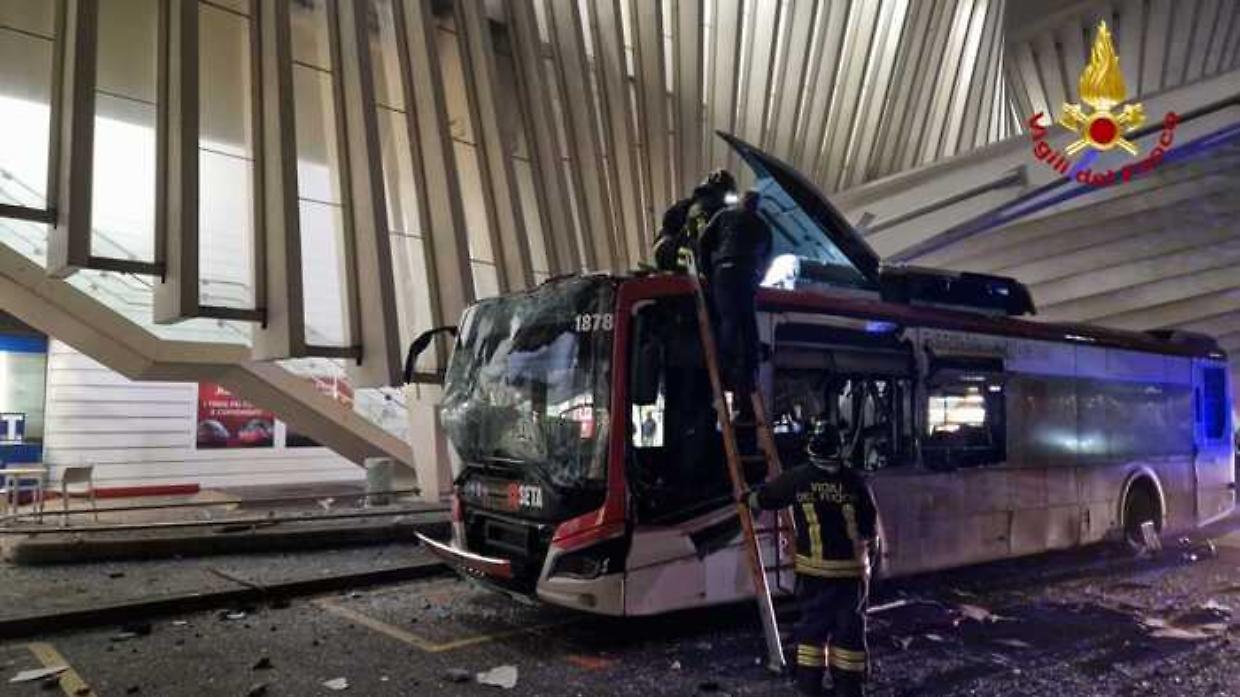 Bus contro le vele di Calatrava: esplosione alla Mediopadana