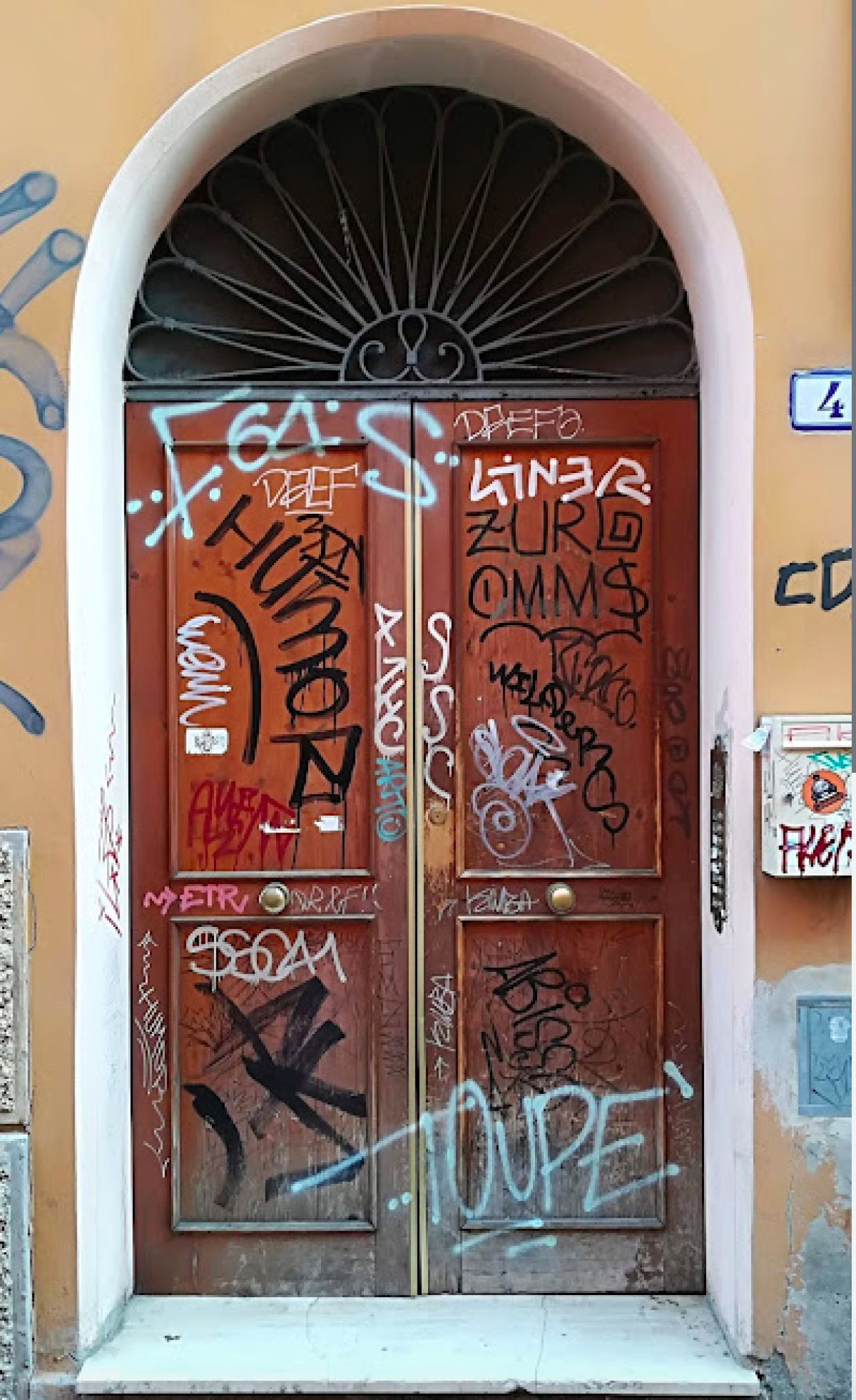 Graffiti in via Capo di Lucca: i residenti chiedono soluzioni concrete