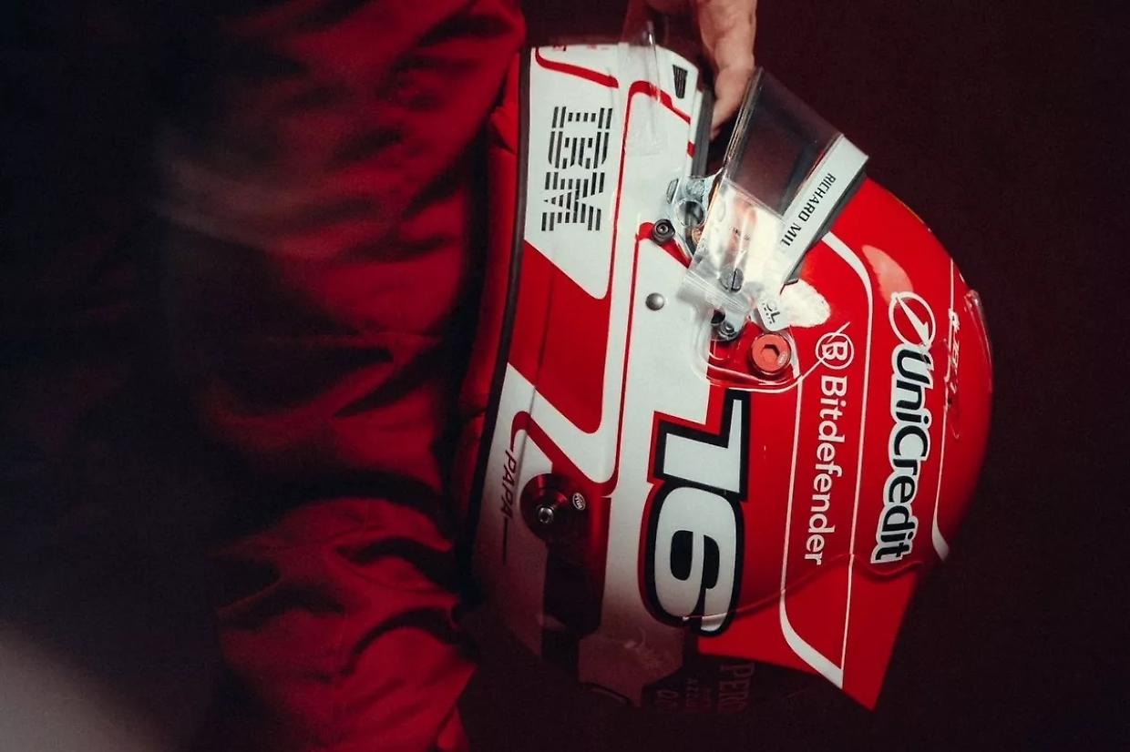 Leclerc svela il nuovo casco 2025: più monegasco che mai!