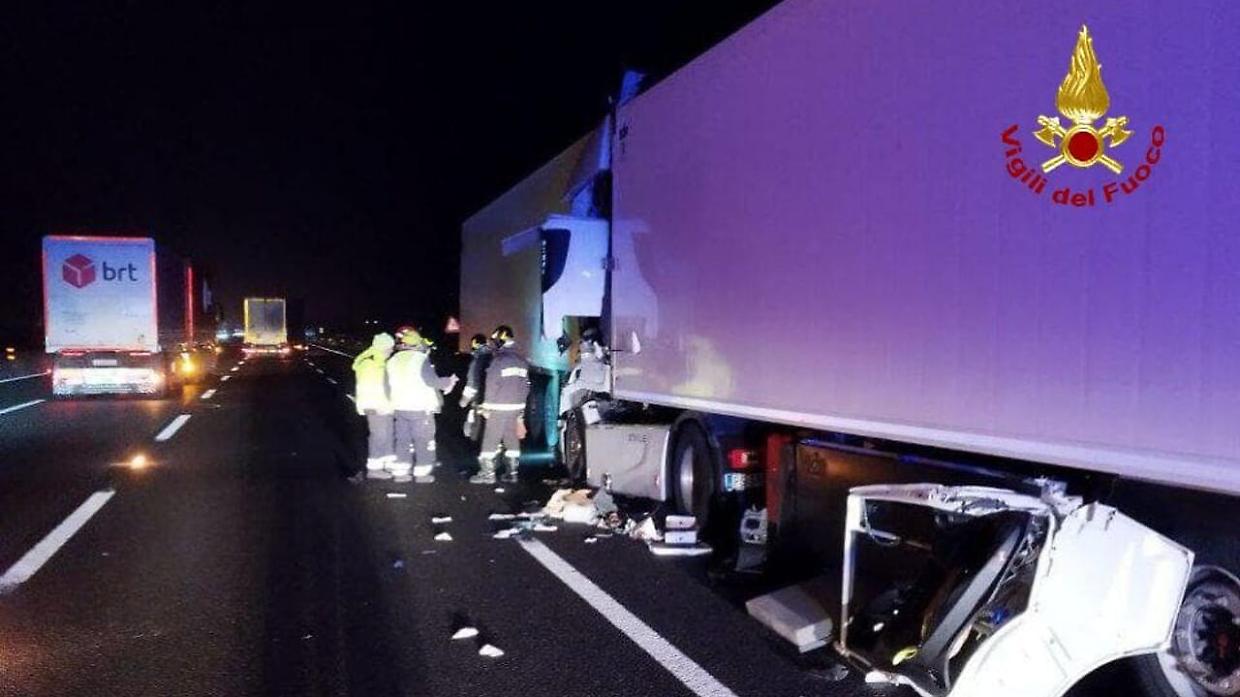 Autista 33enne in condizioni critiche dopo tamponamento fra camion 