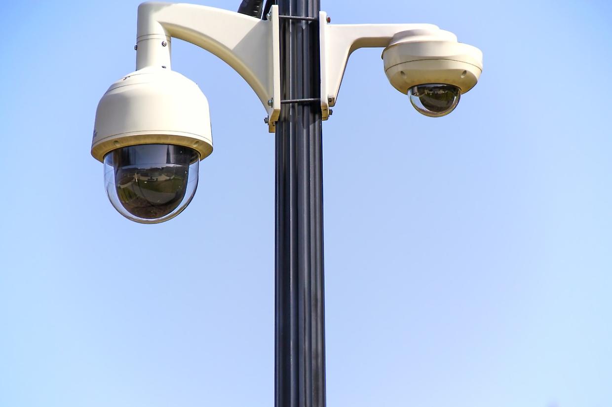 Un cittadino danneggia un'auto e fugge, identificato e sanzionato grazie alle telecamere