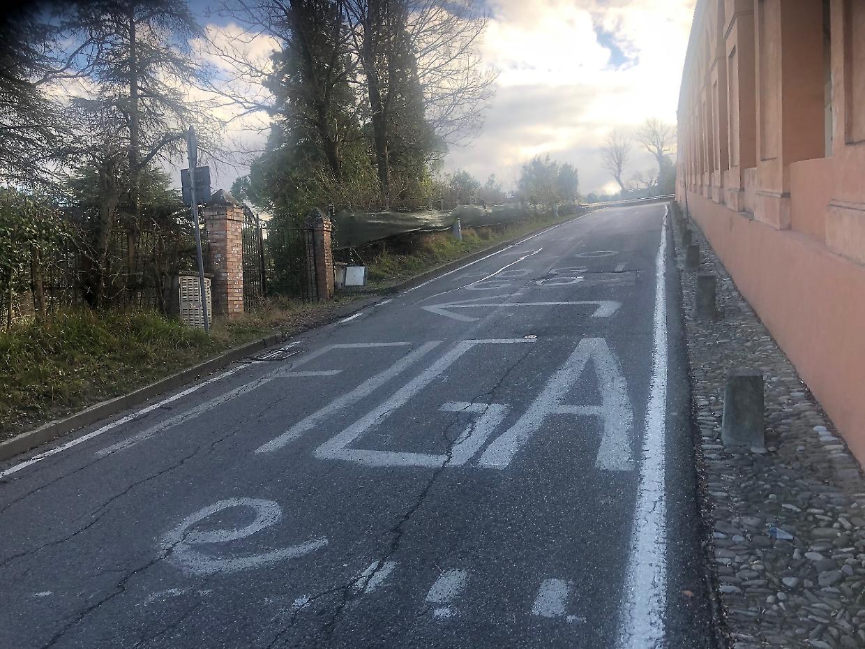 Nessuno cancella la scritta-sconcio a San Luca