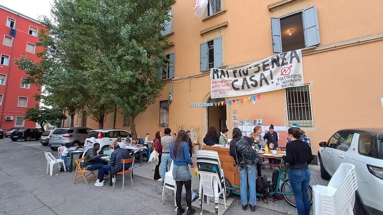 Il collettivo Plat impedisce due sfratti legittimi