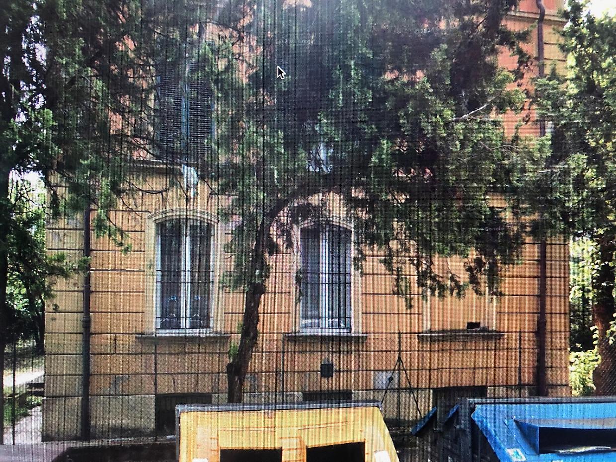 Due stabili di via Castelmerlo in mano a spacciatori e clochard