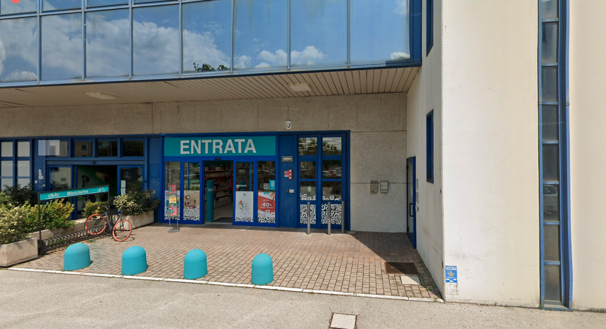 Scoperta a rubare, accoltella il vigilante