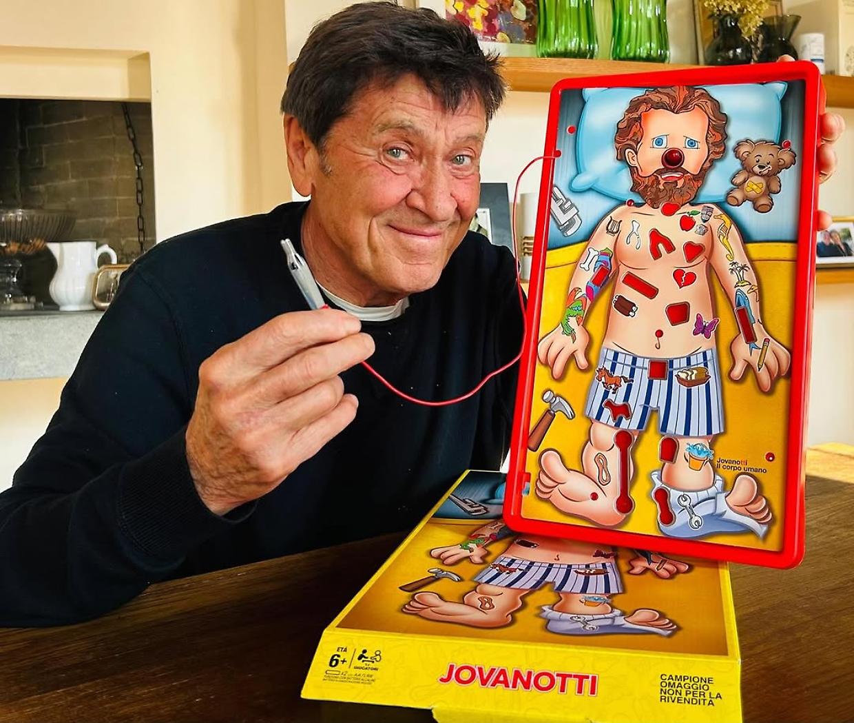 Gianni Morandi nei panni dell'allegro chirurgo per il suo amico Jovanotti