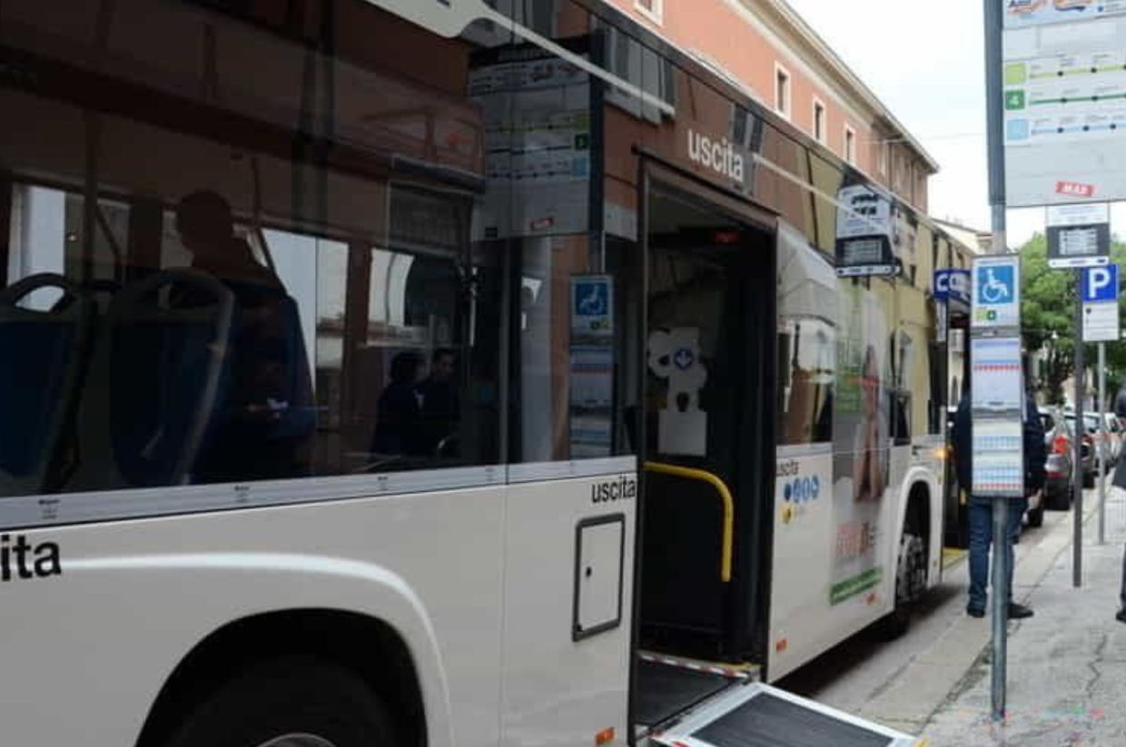 Aggressione a un disabile su un autobus a Cesena: due arresti 