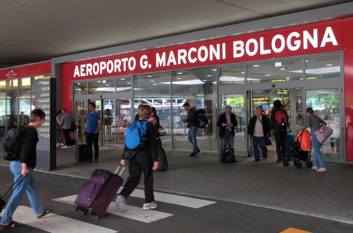 Va in arresto cardiaco all'aeroporto Marconi: giovane di 25 anni salvato sul posto