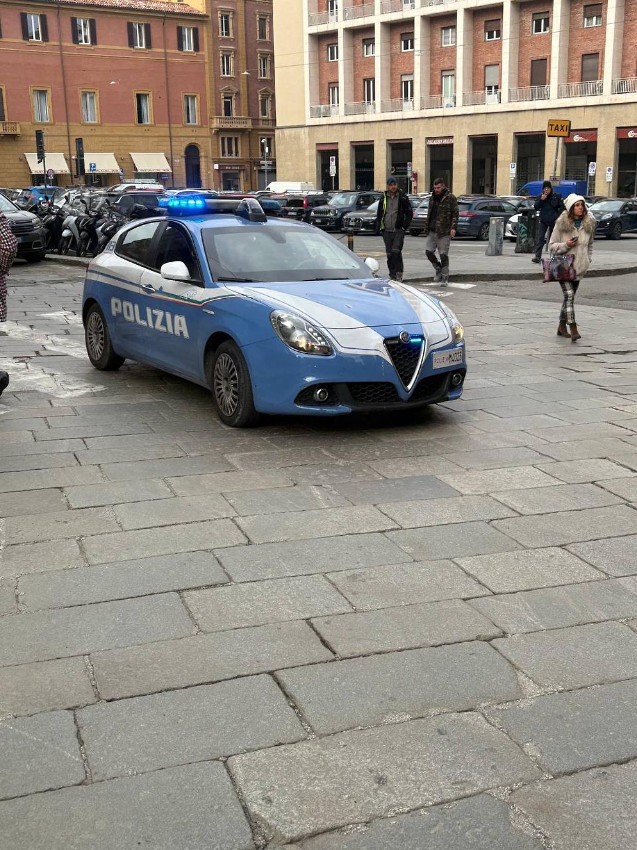 Venditore abusivo di birra aggredisce la polizia a Bologna: arrestato e multato