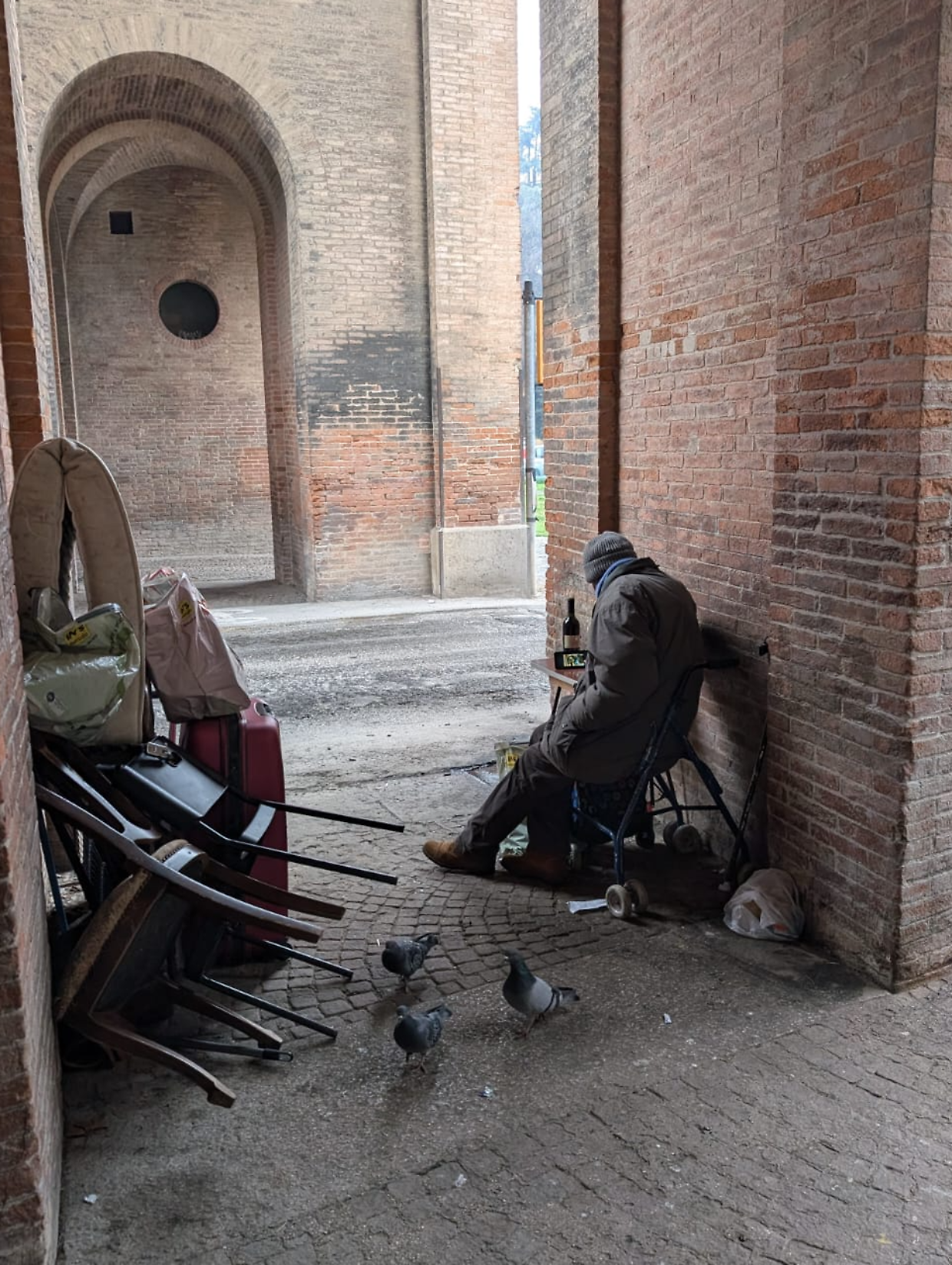 Porta Saragozza: non è un'installazione, ma miseria vera