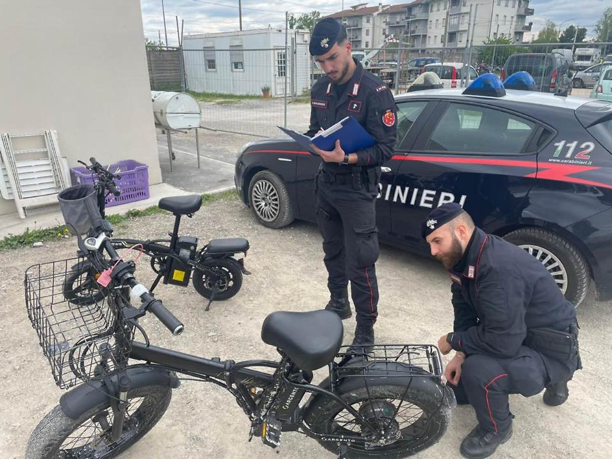 Biciclette Elettriche Truccate: Blitz della Polizia nel Cuore di Bologna