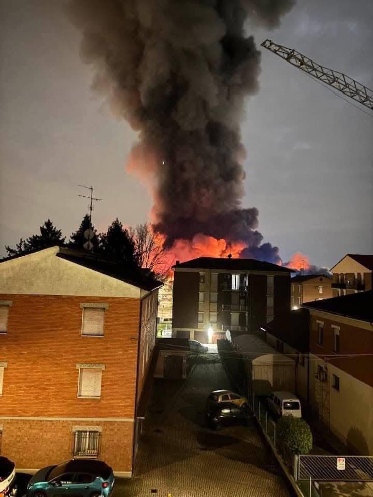 Incendio devastante a Reggio Emilia: in fiamme lo stabilimento Inalca